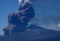 Etna Yanardağı lav püskürttü