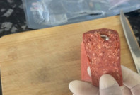 Sucuğun içinden çıktı: Direkt yemek isteseydi ağzı paramparça olabilirdi