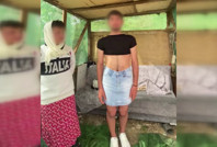 Kuş hırsızlarına kadın kıyafeti giydirip özür dilettiler: 'Sözlerimi tekrar et'