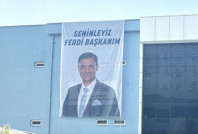 'Seninleyiz Ferdi Başkanım' pankartı hastane duvarına asıldı