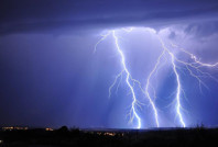 Aynı aileden 5 kişiye yıldırım isabet etti