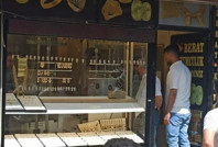 Acemi soyguncular silahı bırakıp kaçtı