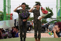 BTS üyeleri terhis oldu, hayranlar gözyaşlarıyla karşıladı