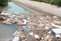 Sulama kanallarında kurban atıkları yüzüyor