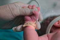 Doğduktan sekiz gün sonra beyin kanaması geçirdi