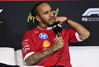 Hamilton'dan Ferrari'ye sert tepki: "Arka planda çok şey oluyor"