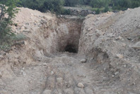 Nekropol'de kepçeyle kaçak kazı