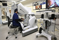 Sınır tanımayan doktor: 11 bin kilometre öteden ameliyat yaptı