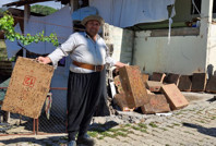 Adana usulü sinekle mücadele: 15 dakikada 4 karton doldu