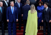 NATO aile fotoğrafının yıldızı oldu, liderler gözlerini alamadı