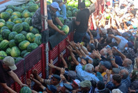 Ücretsiz dağıtılan 26 ton karpuz 45 dakikada bitti