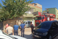 Eşini ve çocuklarını rehin aldı