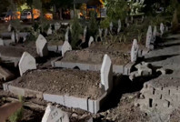 Mezarlıkta nöbet başlattı: 'Bir gecede yerinden çıkardılar'