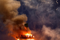 Bu nasıl festival: Göçmen maketlerini ateşe verdiler