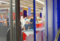 Markette kasa sırası tartışması! Biri çocuk iki kişiyi vurdu