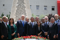 Kurtulmuş ve Özel'den şehitler anıtına karanfil