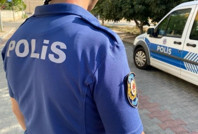 Polisi kendi silahıyla vurdu