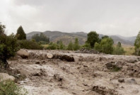 Sağanak dakikalar içinde sele dönüştü, dereler taştı