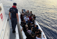 İzmir açıklarında kaçış planı sona erdi: 64 göçmen tespit edildi
