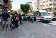 Annesinin elini bırakıp yola fırladı, motosiklet çarptı