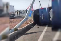 Hafif ticari araç, elektrik direğine çarptı: Ölü ve yaralılar var