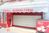 30 yıllık bakkal kapı duvar: Mahalleliyi dolandırıp sırra kadem bastı