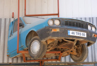 Anısı yarım kalmadı: Depremde kaybettiği aracın sağlam kısmını dükkanına monte etti