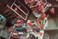 İade edemeyince çileden çıktı, market sahibine palayla saldırdı