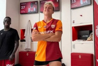 Yıldız 10 numara Galatasaray formasıyla poz verdi, taraftar coştu