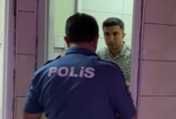 Telefonla taciz ettiği kadının yakınlarını görünce kendini tuvalete kilitledi