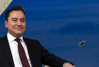Ali Babacan'ın da içinde bulunduğu uçağa merdiven çarptı