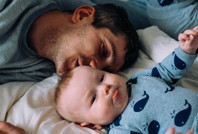 Babalara ücretli doğum iznini 17 haftaya çıkarıyorlar