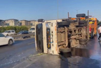 Yola çıkacaklar dikkat: Kamyonet devrildi, TEM Otoyolu kilitlendi