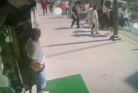 Esnaftan meydan dayağı: Ortalarına alıp yumrukladılar, yerde tekmelediler