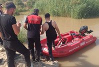 Çaya atlayan üç çocuktan biri kayboldu