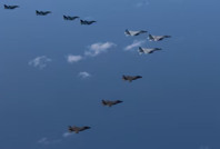 Savaş uçağı okyanusa düştü