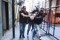 Özel'e yumruklu saldırı davası ertelendi