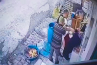 Baba - oğul yaşlı kadını bir bidon aldı diye dövdü