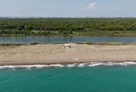 Arkası nehir, önü deniz: Bir gecede gelip koydu, şezlong bile attı