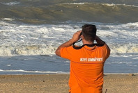 Yasağa rağmen denize girdi canından oldu