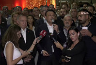 Beyoğlu Belediyesi binası önünde operasyon protesto edildi