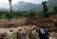 Muson yağmurları yüzlerce kişiyi öldürdü