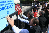 İş bırakan memurlar bakanlığın kapısına dayandı: 'Ceza kesenin alnını karışlarım'