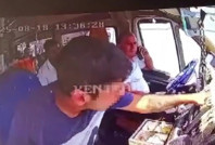 Minibüste kapkaç! Kırmızı ışıkta paraları alıp kaçtı