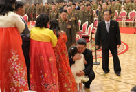Ukrayna savaşından dönen Kuzey Koreli askerler törenle karşılandı