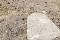 Kanal kazısında tarihi mezar taşı bulundu