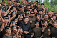 Kim Jong-un, "Ramboları" teftiş etti