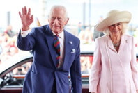 Kraliçe tacizciyi ayakkabıyla dövmüş