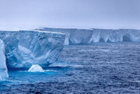 40 yıl önce kopan buzul parçalanmaya başladı