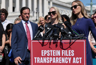 Epstein mağduru kadınların toplantısında 'savaş uçağı' şovu